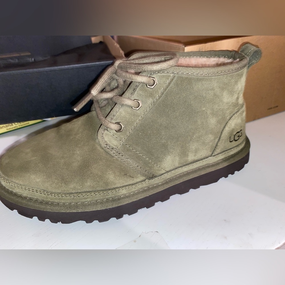 UGGS - Picture 2 of 6